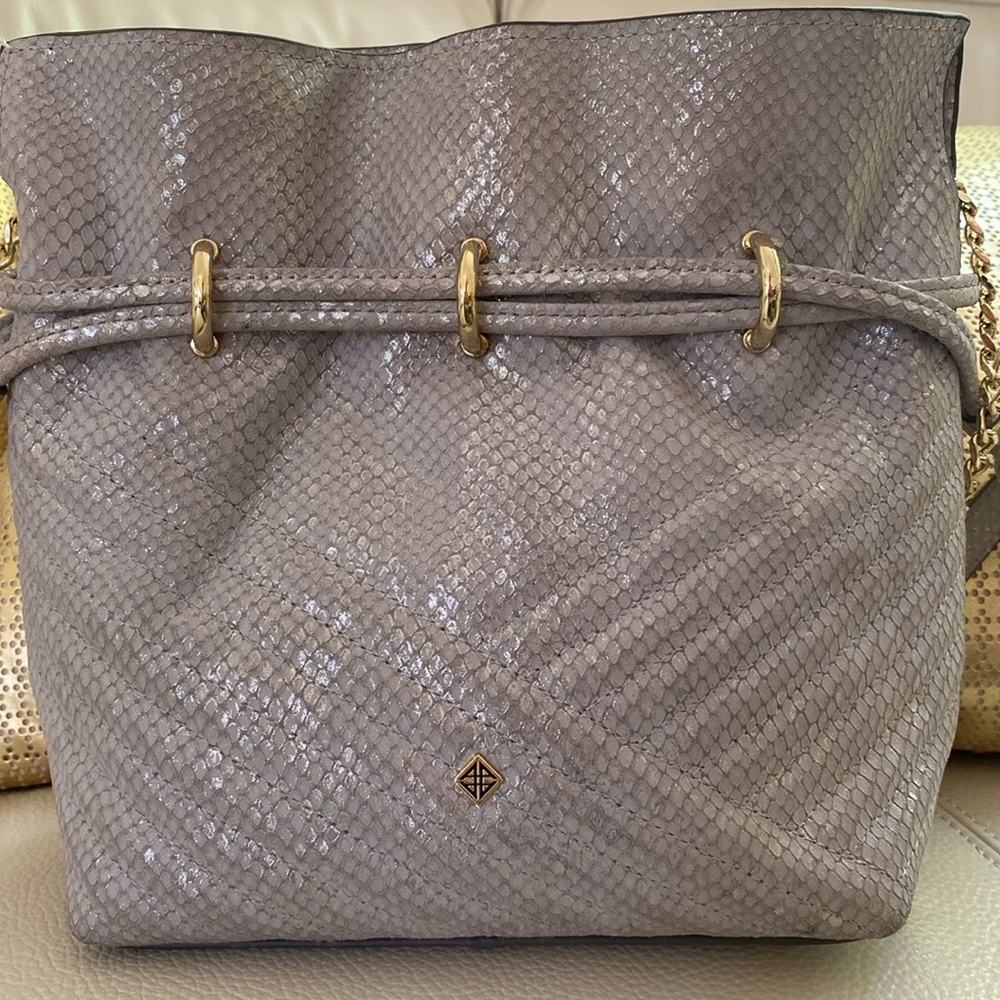 ANTONIO MELANI Soft Quilted Leather Bucket Crossbody Bag Silver - Picture 4 of 10